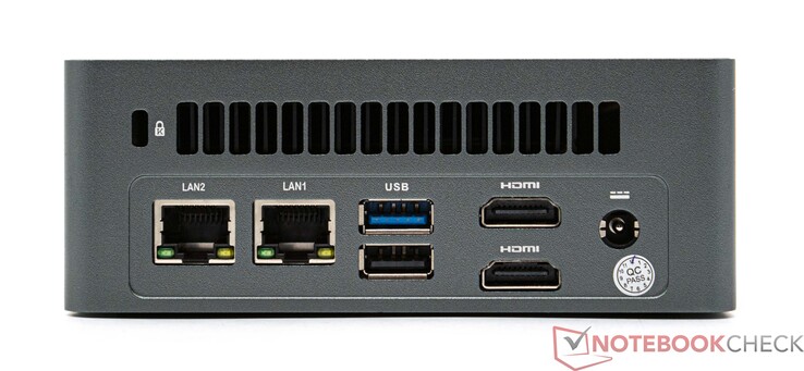 Parte trasera: 2x LAN 2,5G, 1x USB 3.2, 1x USB 2.0, 2x HDMI 2.0 conexión a la red (12 V; 5 A)