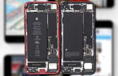 Apple el iPhone SE 2 (izquierda) comparado con el iPhone SE 3 (derecha). (Fuente de la imagen: PBKreviews/Apple - editado)