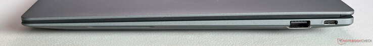 Derecha: USB-A 3.2 Gen 2 (10 Gbps), USB-C 4.0 con Thunderbolt 4 (40 Gbps, DisplayPort 1.4, Power Delivery 3.0)