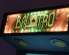 Logotipo de Balatro en una máquina recreativa