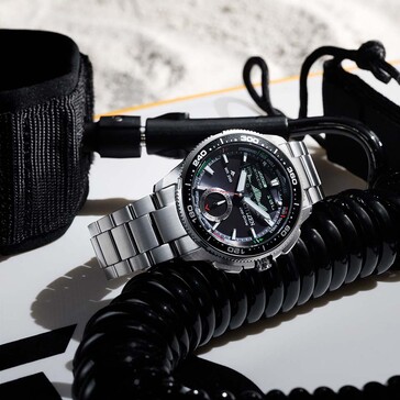 Imagen de estilo de vida del Citizen Promaster Wave Tracker JV3001-53E descansando junto a un equipo de navegación y accesorios náuticos negros.