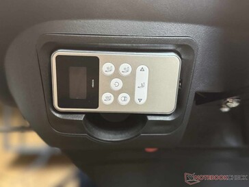 ...se guarda en el lateral del asiento cuando no se utiliza, conectado mediante un cable.