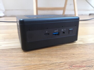 Frontal: USB-C con Thunderbolt 3, USB 3.1 Gen. 2, audio combinado de 3,5 mm, botón de encendido