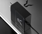 El cargador para portátil Bellator 245W tiene un conector de CC redondo 5525. En la imagen: el adaptador de corriente encima de un portátil.