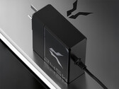El cargador para portátil Bellator 245W tiene un conector de CC redondo 5525. En la imagen: el adaptador de corriente encima de un portátil.