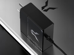 El cargador para portátil Bellator 245W tiene un conector de CC redondo 5525. En la imagen: el adaptador de corriente encima de un portátil.