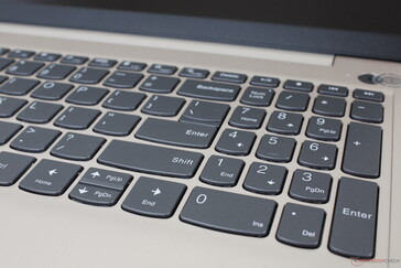 Las teclas del teclado numérico son más cortas y, por tanto, más estrechas que las teclas principales del QWERTY