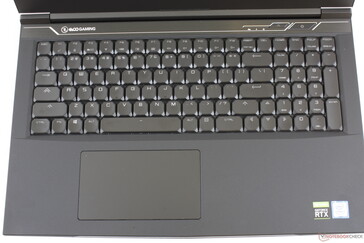 Disposición estándar de las teclas del teclado. El color gris oscuro de la fuente no contrasta muy bien con las mayúsculas negras de las teclas. La mayoría de los otros portátiles tienen fuente blanca en su lugar