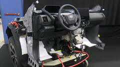 Los nuevos vehículos eléctricos de Toyota se conducen solos en la cadena de montaje (imagen: Toyota/YT)