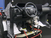 Los nuevos vehículos eléctricos de Toyota se conducen solos en la cadena de montaje (imagen: Toyota/YT)