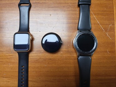 40 mm Apple Watch a la izquierda, 46 mm Galaxy Watch a la derecha.
