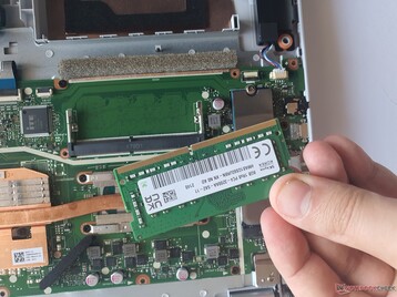 Asus VivoBook 17: Un máximo de 40 GB de RAM (32 GB SODIMM + 8 GB soldados)