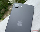El iPhone 16e tiene un diseño relativamente reservado incluso para los estándares de Apple. (Fuente de la imagen: Notebookcheck)