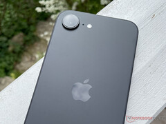 El iPhone 16e tiene un diseño relativamente reservado incluso para los estándares de Apple. (Fuente de la imagen: Notebookcheck)