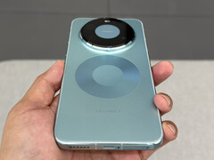 El Huawei Mate 80 Pro Max en su acabado azul claro. (Fuente de la imagen: fenibook)