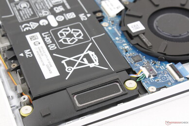 Los altavoces estéreo con salida descendente situados cerca de las esquinas delanteras no emiten ruidos ni siquiera a un volumen alto