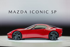 El Mazda Iconic SP tiene un perfil lateral que rinde un claro homenaje al Miata y al RX-7. (Fuente de la imagen: Mazda)