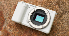 La ZV-E10 de Sony, lanzada en 2021, es una cámara compacta APS-C con montura Sony E y un montón de funciones de primera calidad. (Fuente de la imagen: Sony)