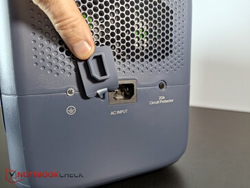 El puerto de carga de CA se encuentra a la derecha, junto con los dos ventiladores de refrigeración.