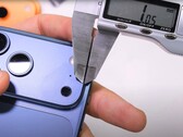El probador de durabilidad Zack Nelson afirma que el "Scratchgate" del iPhone 17 Pro es real y culpa exclusiva de Apple's. (Fuente de la imagen: JerryRigEverything)