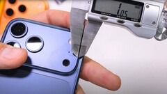 El probador de durabilidad Zack Nelson afirma que el &quot;Scratchgate&quot; del iPhone 17 Pro es real y culpa exclusiva de Apple&#039;s. (Fuente de la imagen: JerryRigEverything)