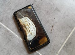 La batería del Google Pixel 6a podría seguir suponiendo un riesgo de incendio a pesar de la actualización. (Fuente de la imagen: footymanageraddict, Reddit)