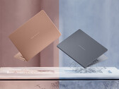 El ZenBook 14 OLED de Panther Lake promete hasta 18 horas de navegación por Internet con una carga completa. En la imagen: una fotografía promocional en la que se muestran las dos opciones de color del portátil.