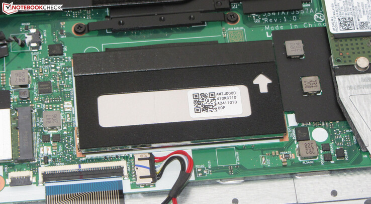 La RAM consta de 8 GB de memoria integrada y un módulo de 8 GB.