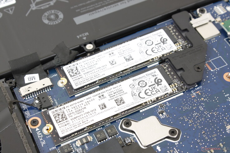 2 ranuras M.2 2280. Una soporta PCIe4 mientras que la otra sólo soporta hasta PCIe3. Los disipadores de calor de cobre incluidos en la parte superior de los SSD se retiraron para la foto