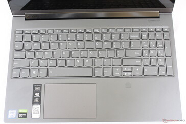 Teclas QWERTY y clickpad idénticos a los del Yoga más pequeño C940-14