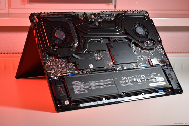 MSI Raider A18: Internos