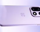 El OnePlus 15 en color púrpura niebla. (Fuente de la imagen: OnePlus, editado)