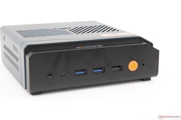 Parte frontal: toma de auriculares de 3,5 mm, USB-C 4.0 con DisplayPort 2.1, 3 puertos USB-A 3.2 Gen. 2, botón de encendido, botón de reinicio