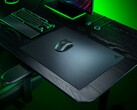Alfombrilla de ratón de cristal Razer Atlas Pro mostrada en el escritorio