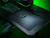 Alfombrilla de ratón de cristal Razer Atlas Pro mostrada en el escritorio
