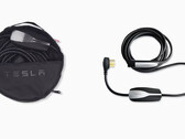 Tesla deja de vender sus coches eléctricos con un cable de carga "derrochador" mientras Elon Musk aconseja comprar conectores de pared en su lugar