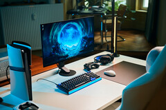 Una configuración de gaming minimalista en un estudio, con el monitor Sony Inzone M10S II sobre un escritorio blanco, junto a una consola PlayStation 5 Pro colocada en vertical, un teclado mecánico, un ratón inalámbrico y unos auriculares con una sutil iluminación azul.