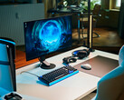 Una configuración de gaming minimalista en un estudio, con el monitor Sony Inzone M10S II sobre un escritorio blanco, junto a una consola PlayStation 5 Pro colocada en vertical, un teclado mecánico, un ratón inalámbrico y unos auriculares con una sutil iluminación azul.