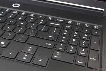 Las teclas de flecha son más grandes que las principales teclas QWERTY para adaptarse a los juegos