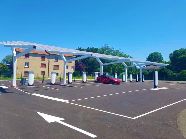 La nueva estación de Supercargadores Tesla V4 cuenta con una pila de remolques para vehículos eléctricos (imagen: George Abel)