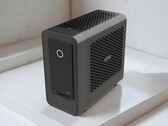 El PC para juegos Zotac ZBox Magnus One SFF cuenta con una GPU RTX 5070 Ti y una CPU Core Ultra 7 265. (Fuente de la imagen: ITHome, editado)