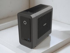 El PC para juegos Zotac ZBox Magnus One SFF cuenta con una GPU RTX 5070 Ti y una CPU Core Ultra 7 265. (Fuente de la imagen: ITHome, editado)