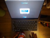 El trackpad del MacBook Pro puede pesar objetos pequeños. (Fuente de la imagen: Krish Shah)