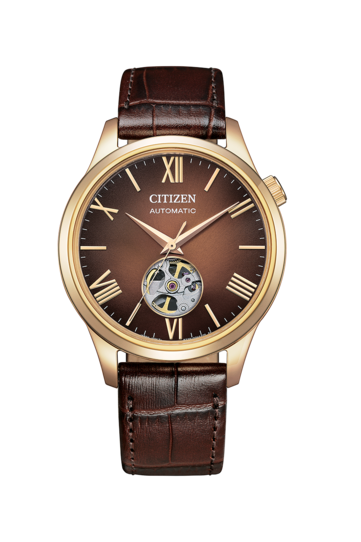 Vista frontal del reloj Citizen «Autumn Light», que presenta una esfera marrón degradada con números romanos en oro rosa, una caja a juego en tono oro rosa y un recorte circular tipo «corazón abierto» en la posición de las 6 en punto que deja al descubierto el movimiento mecánico interior. Va provisto de una correa de piel marrón oscuro con textura.