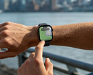 El Watch Hyper cuenta con un sistema GPS de doble banda. En la imagen: el reloj inteligente con un mapa en la pantalla.