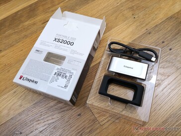 El embalaje incluye la unidad, el protector de goma de la carcasa y el cable USB-C a USB-A