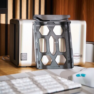 Las bandejas de los discos duros son de plástico.