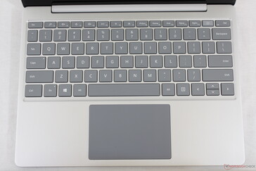 Idéntica disposición del teclado a los modelos de portátiles de superficie más grandes. Desafortunadamente, no se incluye una luz de fondo