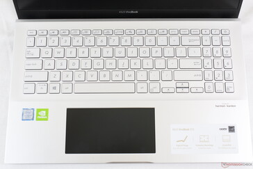 Teclado idéntico al VivoBook S15 S530. ScreenPad es negro cuando está apagado