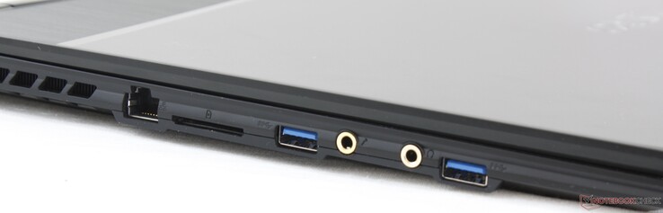 Izquierda: Gigabit RJ-45, lector SD, 2x USB 3.1 Tipo A, micrófono de 3.5 mm, auriculares de 3.5 mm